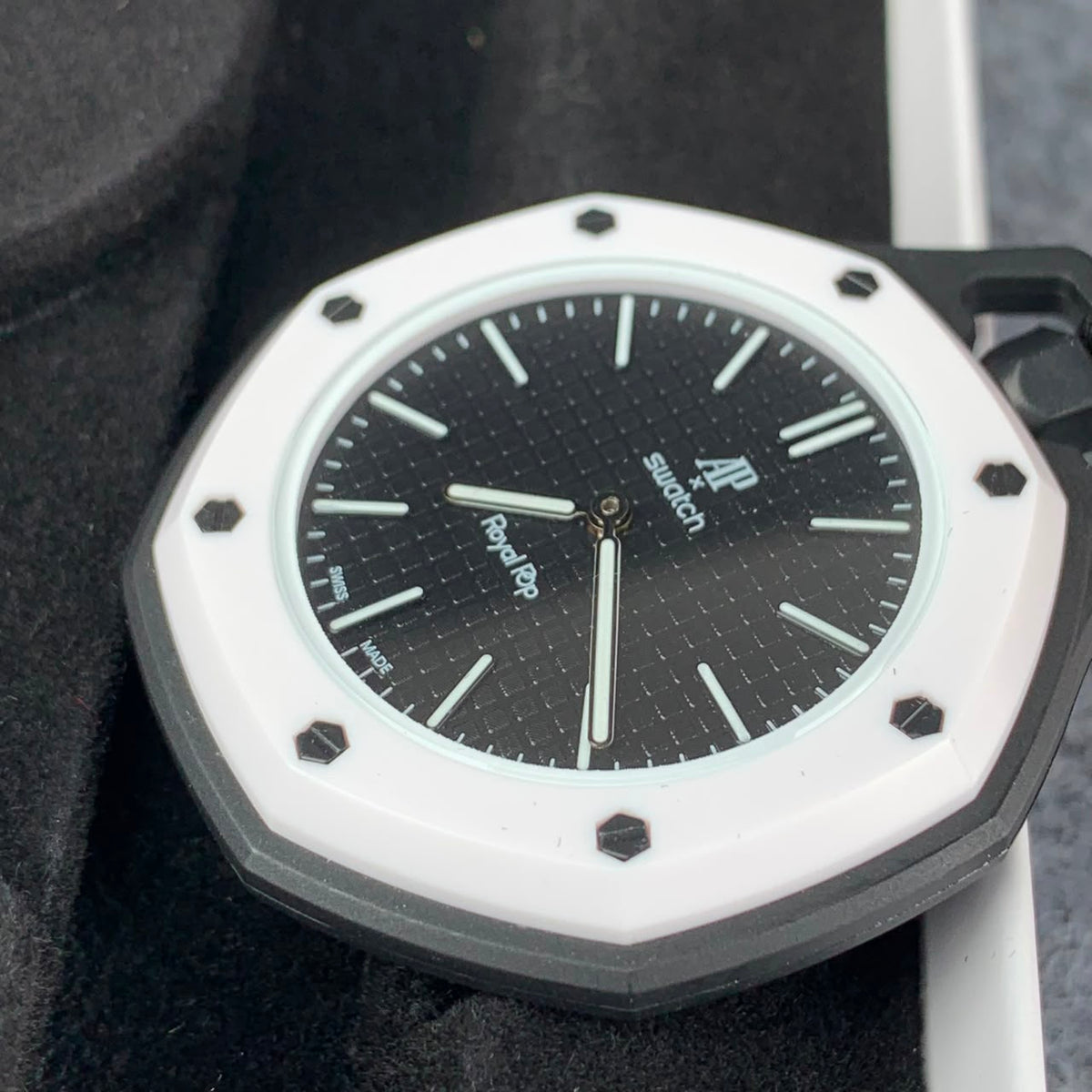 AP x Swatch Royal Pop ‘Ocho’