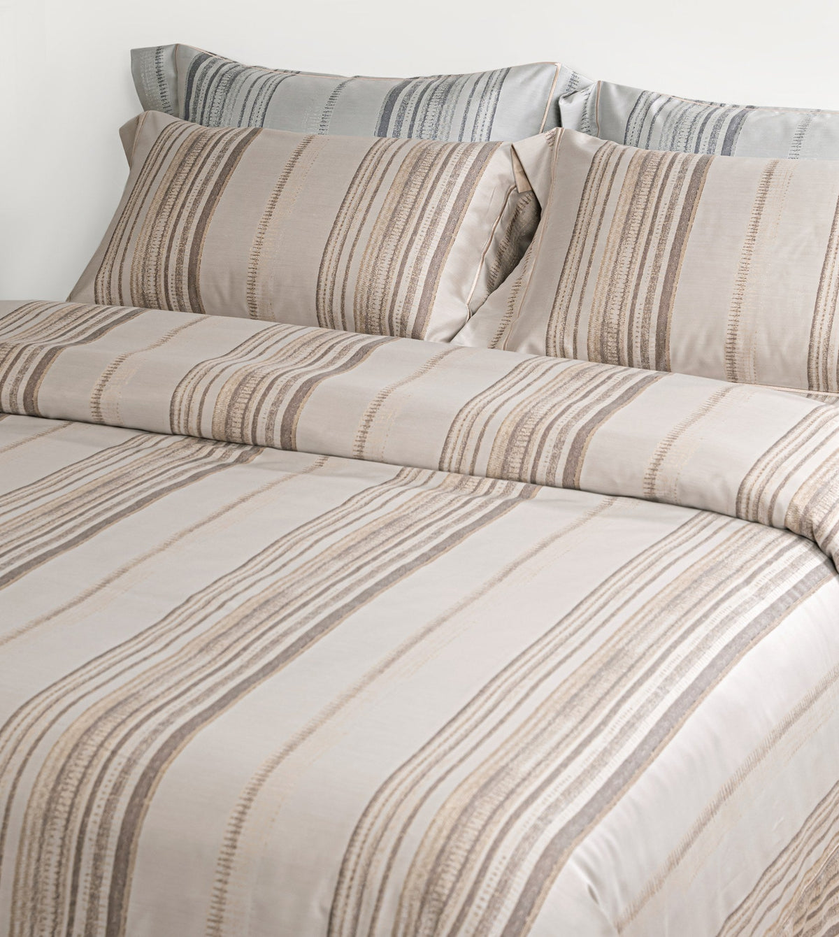 Hotel Grand Pima Cotton & Silk Jacquard Four-Piece Bedding Set