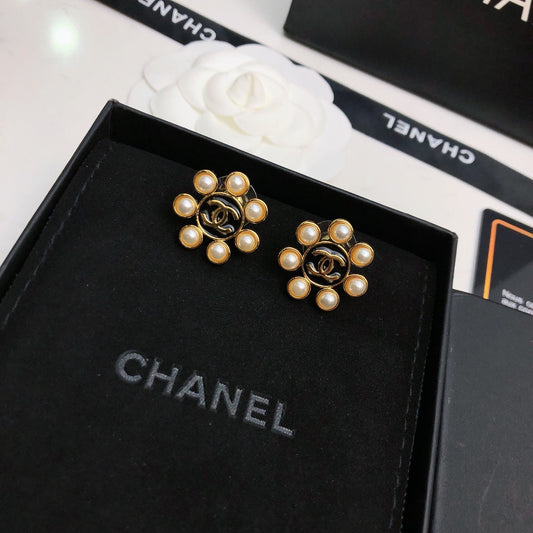 18K Chanel Flower Pearls Earrings