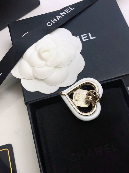 18K Chanel Heart Brooch