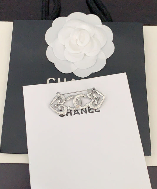 18K Chanel Heart Brooch