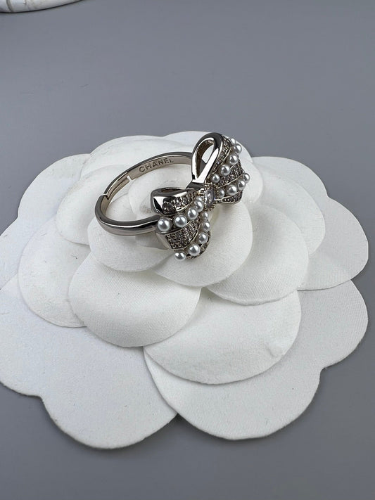 18K Chanel Bow Tie Pearls Ring
